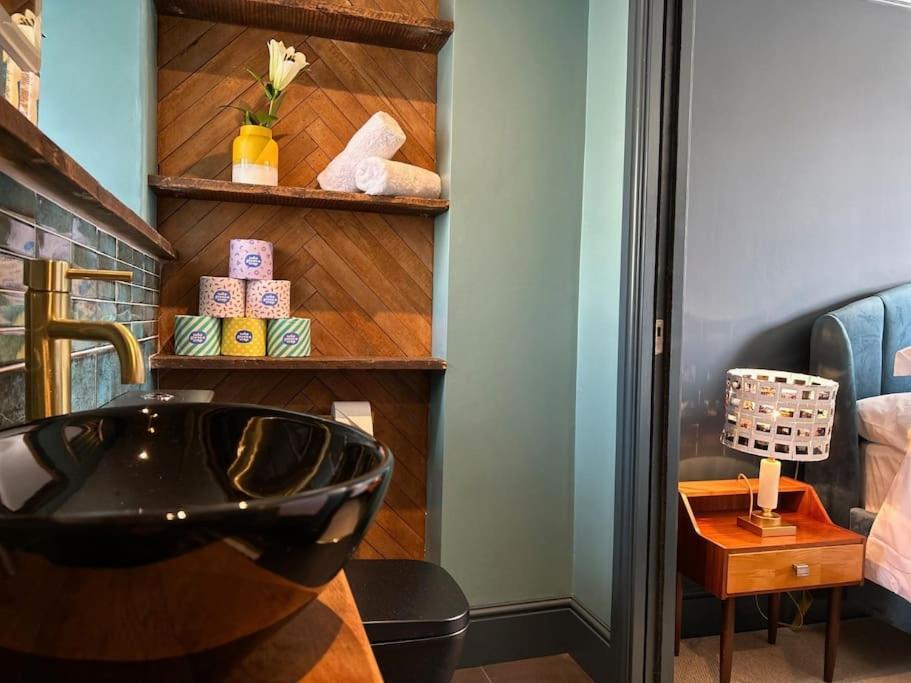 שפטון מאלט Stylish Retro Hotel Room Above Pub מראה חיצוני תמונה
